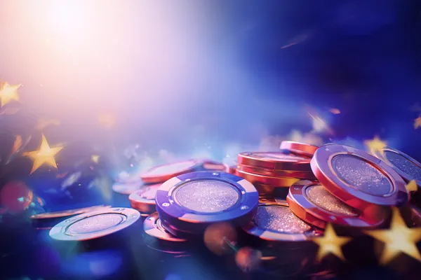 Một người phụ nữ quyến rũ cầm chip casino trong không gian ánh đèn rực rỡ, đại diện cho bầu không khí casino trực tuyến của KL555.
