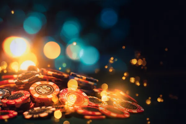 Một cô gái trong bộ váy xanh sang trọng đứng cạnh vòng roulette, gợi lên bầu không khí casino cao cấp của KL555.