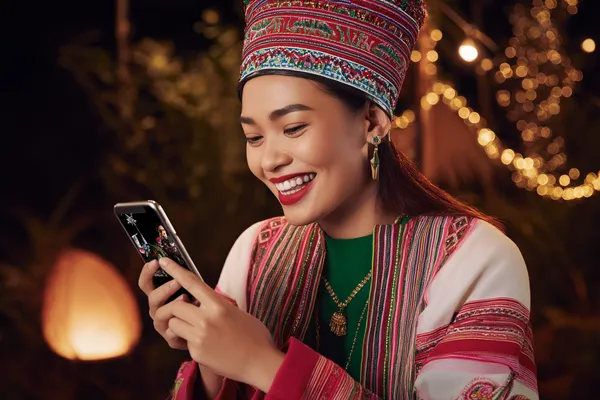 Một dealer tự tin giữa các chip casino mời người chơi truy cập tài khoản KL555, thể hiện quy trình đăng nhập nhanh chóng.