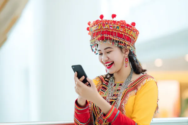Một người dùng thao tác trên thiết bị trước nền casino huyền ảo, minh họa quá trình truy cập lại tài khoản mượt mà tại KL555.